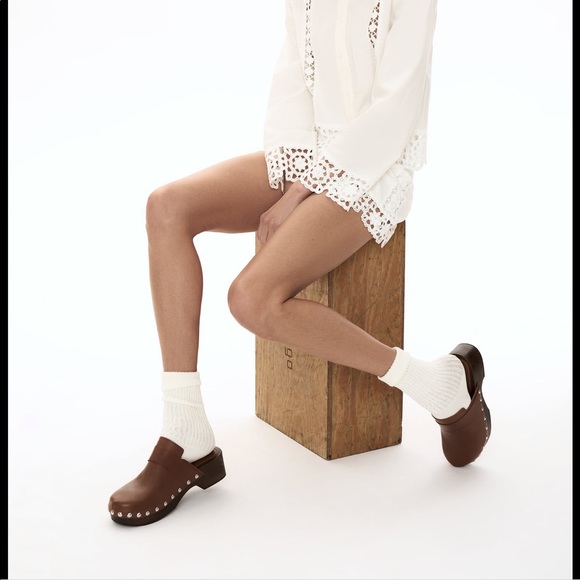 High waisted shorts with tonal crochet appliqué. Side hidden inseam zip closure - Picture 10 of 11